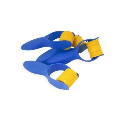 Três rolos para massagem azuis com rolos amarelos em fundo branco