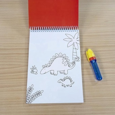 Bloco para colorir com desenho de dinossauros e marcador azul, amarelo e vermelho