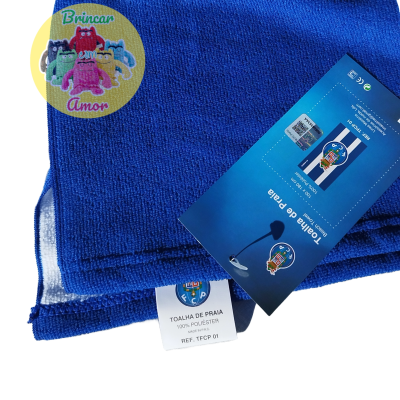 Toalha de praia azul com etiqueta e cartão informativo