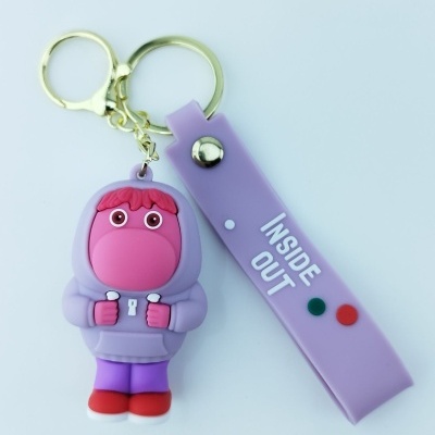 Porta-chaves de borracha com personagem rosa em hoodie lilás e tira lilás com texto INSIDE OUT