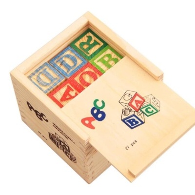 Caixa de madeira com blocos de madeira coloridos com letras e números