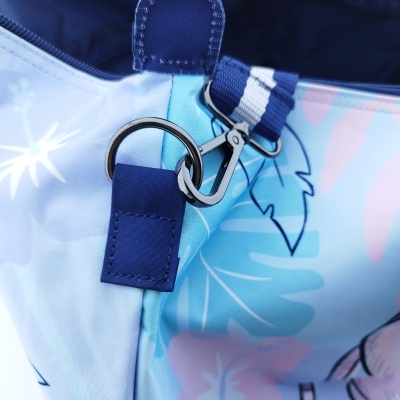 Mala azul com padrão floral e detalhes metálicos