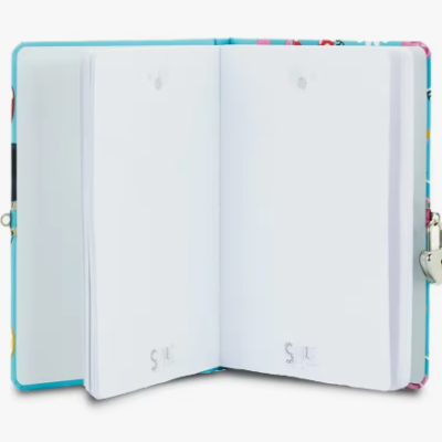 Caderno aberto com capa azul e fecho em forma de coração