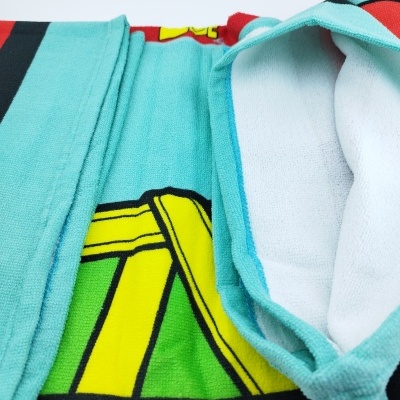 Toalha colorida com padrão gráfico e interior felpudo branco