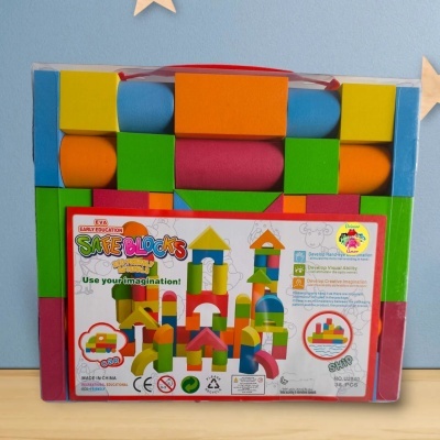 Blocos de construção de madeira coloridos em caixa transparente com rótulo colorido