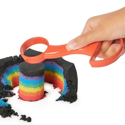 Ferramenta laranja a desenformar fatia de bolo arco-íris