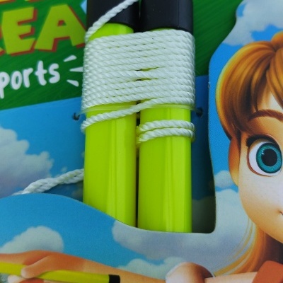 Saltador verde com pega preta e corda branca em embalagem infantil colorida com personagem desenho animado