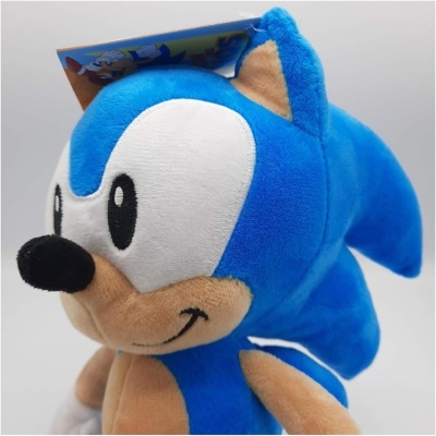 Pelúcia azul do personagem Sonic the Hedgehog com etiqueta azul