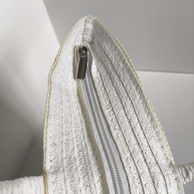 Bolsa de tecido branco com padrão de tricot e fecho de correr