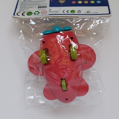 Boneco de plástico colorido embalado em saco transparente com cabeçalho azul