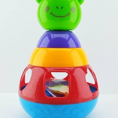 Brinquedo empilhável de plástico colorido com cabeça verde sorridente