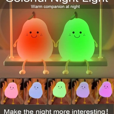 Luzes noturnas coloridas em forma de pêra sorridentes num balanço