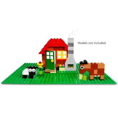 Conjunto de blocos com casa vermelha, vaquinha e ovelha num cenário verde