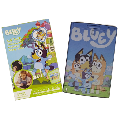 Tablet infantil Bluey azul com personagens desenhadas e embalagem ao lado