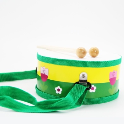 Tambor infantil amarelo e verde com flores e alça verde