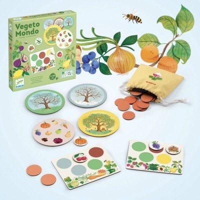 Jogo Vegeto Mondo com cartas, fichas e bolsa de tecido em fundo branco