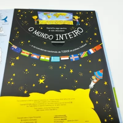 Capa de livro infantil com tema do mundo, estrelas e bandeiras dos países