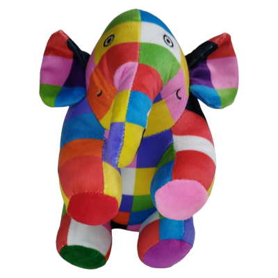 Pelúcia de elefante colorido em tecido com padrões de quadrados e riscas.