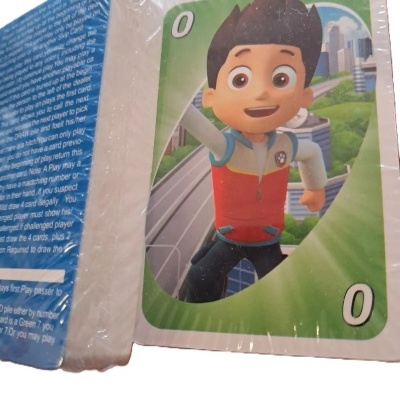 Carta de jogo com personagem animado e números 0 em fundo verde