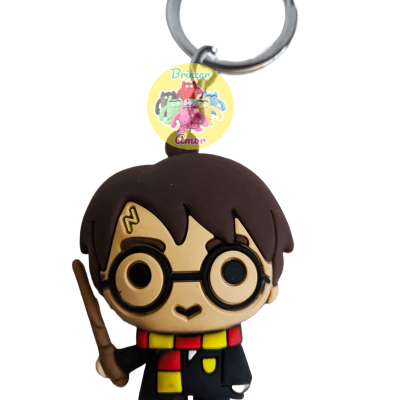 Chaveiro emborrachado de personagem com óculos, cachecol vermelho e amarelo