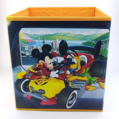 Caixa organizadora de tecido com estampa de Mickey Mouse e Pluto em carros de corrida.