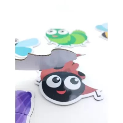 Peças de puzzle em madeira com estampas coloridas de animais infantis.