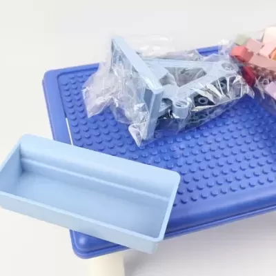 Peças de montagem de plástico azul claro e multicolor em base texturizada azul