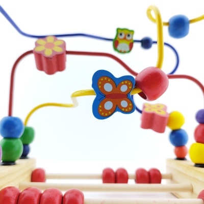 Brinquedo infantil colorido com contas em madeira e metal com formas variadas.