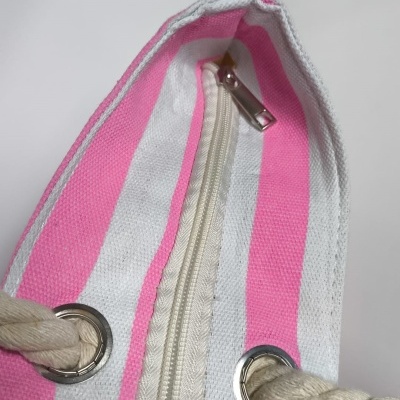 Bolsa com fecho e riscas rosa e branco, alça de corda branca e ilhós metálicos