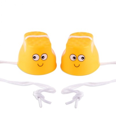 Par de copos amarelos de plástico com carinhas e cordões brancos