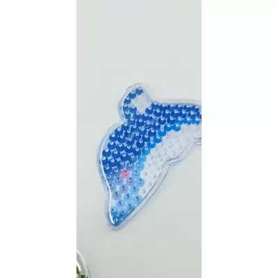 Objeto em forma de peixe com esferas coloridas em plástico transparente