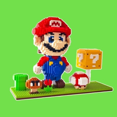 Figura de blocos em forma de Mario e elementos do jogo com fundo verde