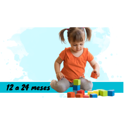 Criança pequena a brincar com blocos de madeira coloridos sentada