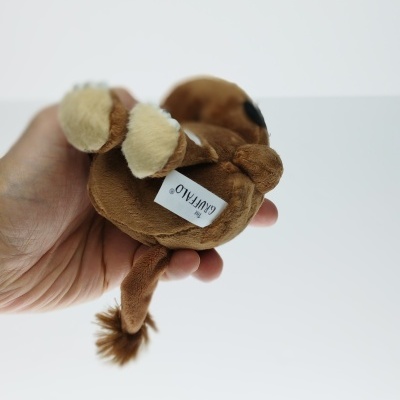 Pelúcia de animal marrom com etiqueta GUYHALO