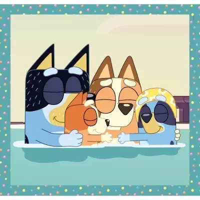 Quatro cães animados numa piscina com moldura pontilhada colorida