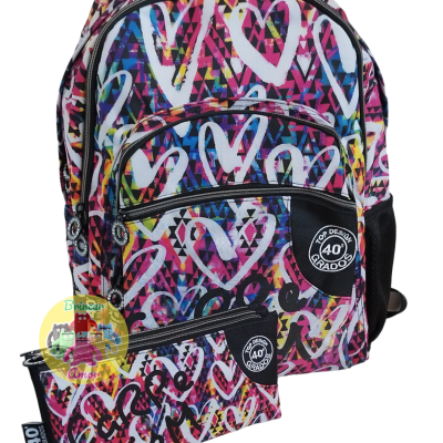 Mochila e estojo multicoloridos com padrão de corações e etiquetas 'TOP DESIGN 40 GRADOS'