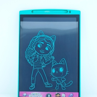 Prancheta digital azul turquesa com desenho iluminado e texto Gabby's Dollhouse