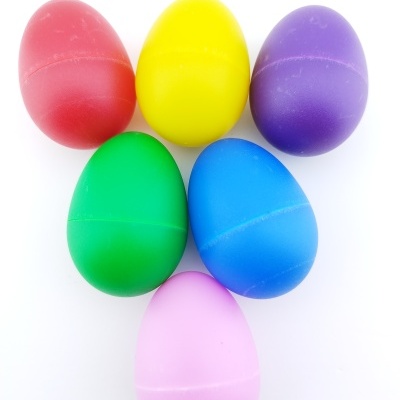 Ovos de plástico coloridos em várias cores sobre fundo branco