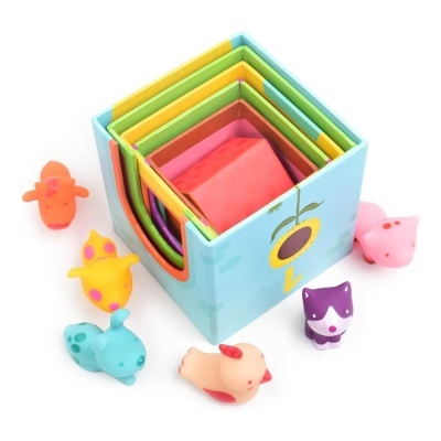 Livros de empilhar infantis e bonecos de animais de borracha coloridos