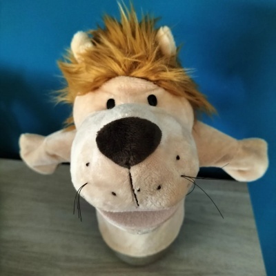 Pelúcia de cabeça de leão com juba castanha e nariz preto