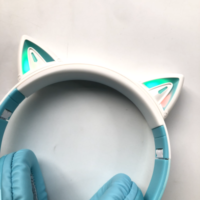 Auriculares com orelhas de gato brancas e almofadas azuis