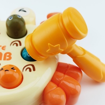 Brinquedo infantil de plástico em forma de caranguejo com martelo laranja