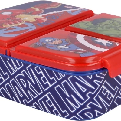 Estojos vermelhos e azuis com personagens Marvel e texto MARVEL