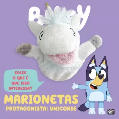 Marioneta de unicórnio branco e azul claro com boca rosa e olhos bordados, texto promocional em inglês e balão de fala em fundo roxo.