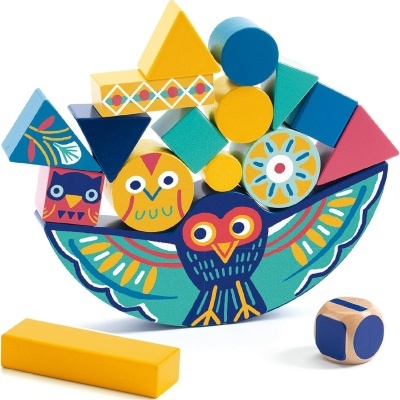 Blocos de construção coloridos em madeira com desenhos de corujas e formas geométricas