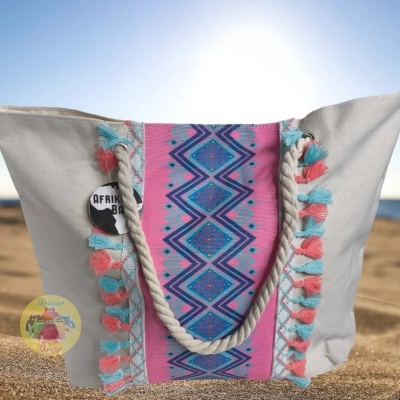 Saco de praia branco com faixa decorativa rosa e padrão geométrico azul e roxo