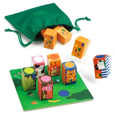 Jogo infantil com blocos de madeira coloridos ilustrados com animais e saco verde de tecido
