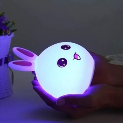 Lâmpada em forma de coelho branco iluminado com orelhas cor de rosa