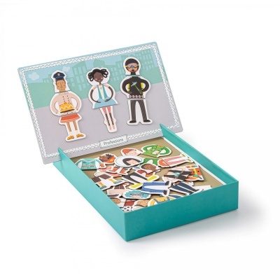 Caixa de jogo educativo com figuras de personagens e fundo ilustrado