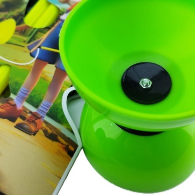 Diabolô verde fluorescente sobre embalagem com ilustração colorida e texto FUN ARENA Sports